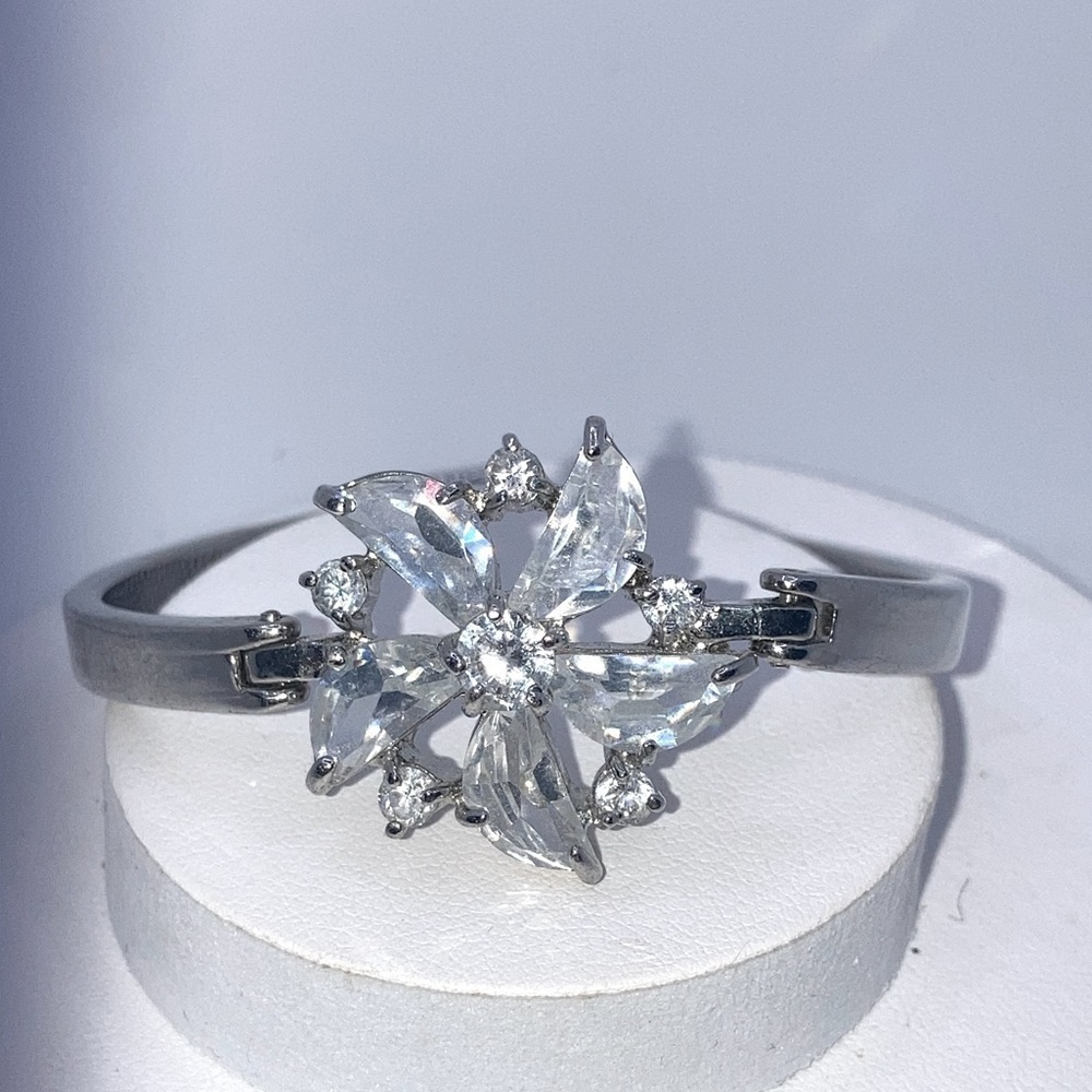 Vtg Floral Crystal Flower Silver Tone Bracelet 5.5” Circumference/ 1.7” Diameter
